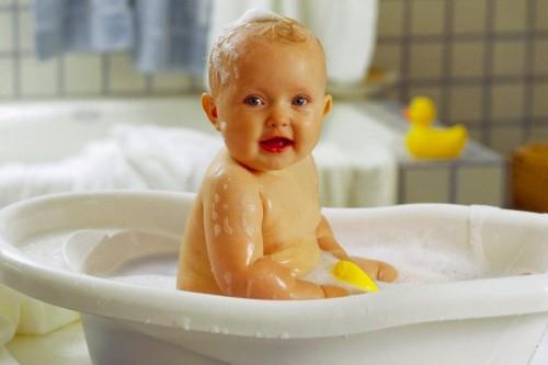 Как да къпем новородено бебе: съвети и алгоритъм на действията