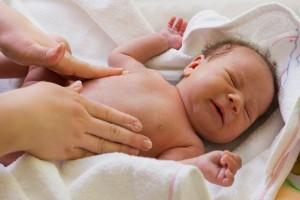المغص عند الرضع: 10 نصائح لتخفيف الألم عند الطفل