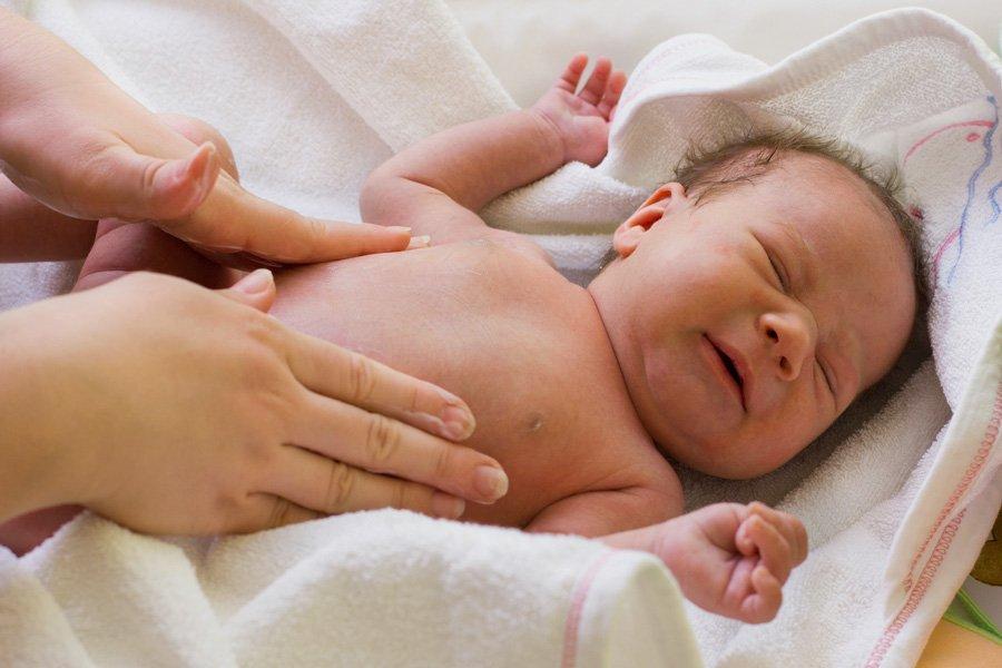 المغص عند الرضع: 10 نصائح لتخفيف الألم عند الطفل