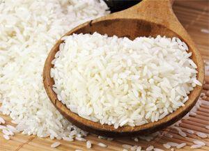 الأرز في وعاء خشبي