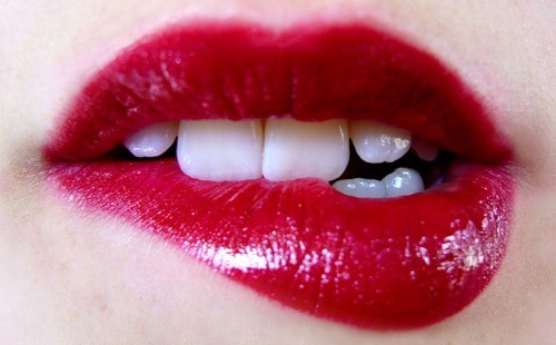 Устни с червено червило