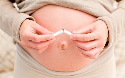 Бременното момиче чупи цигара