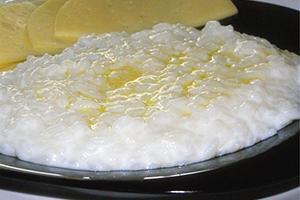 Tender Rice Pudding na may Butter