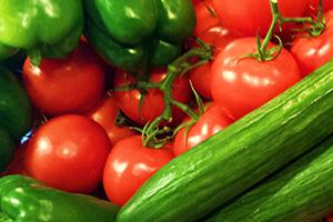 Червени домати и зелени чушки с краставици