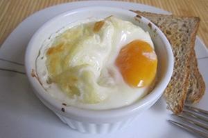 بيض مقلي مع جبنة أديغي