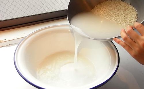 Изсипете приготвената оризова вода в голяма купа