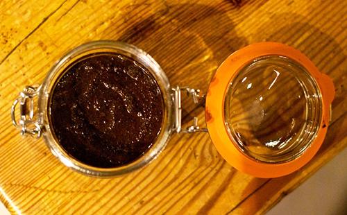 Органичното кафе и мед се смесват на дървена маса