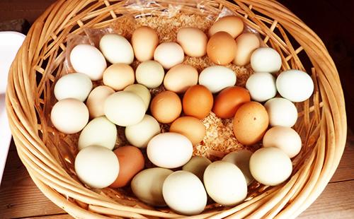 Многоцветни яйца в плетена кошница