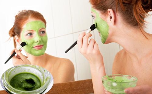 Жената прилага зелен витаминен състав с четка