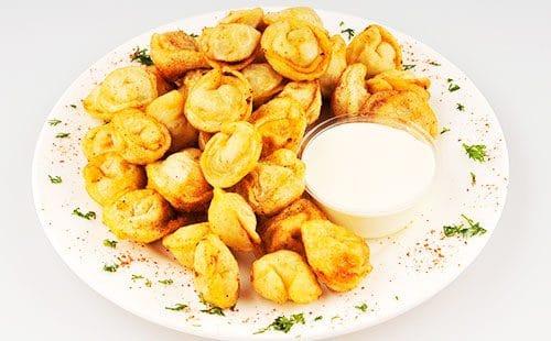 Fried dumplings na may kulay-gatas