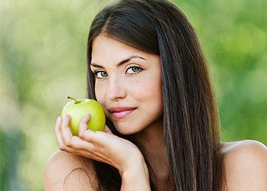 Момиче с ябълка