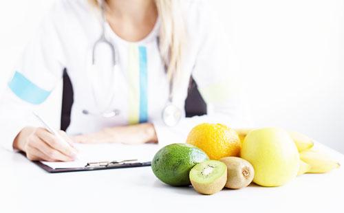 Лекар и плодове на масата