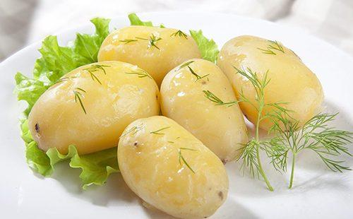 Варени картофи със стръкове зеленина