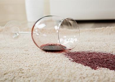 Червено вино се разля върху килим