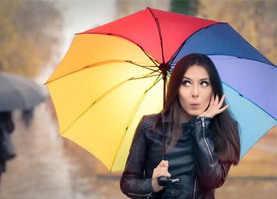 Момиче в кожено яке под чадър