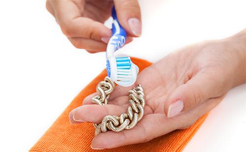 Паста за зъби почистване на сребърна гривна