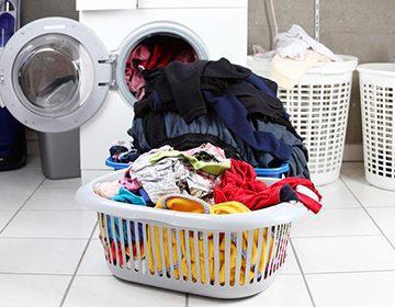 Кош за пране пред пералнята