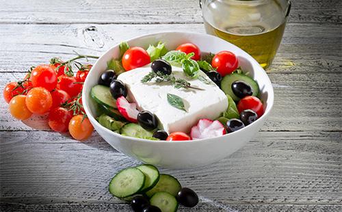 Гръцка салата и парче сирене