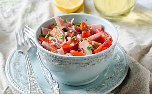 Чаша салата с шунка и домати