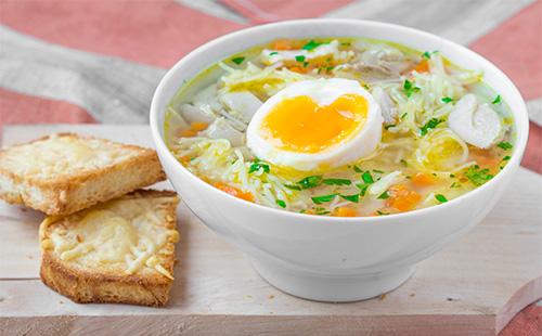 Пилешка супа с юфка с яйце