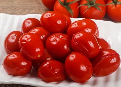 Suolatut tomaatit lautaselle