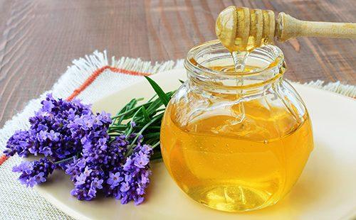 Буркана с мед и стрък ароматна лавандула