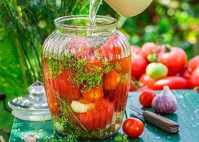 Мариновани домати за зимата в буркани: цели, нарязани на парчета, в собствен сок, сладки, узрели и зелени