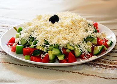 Dish ng gulay na salad na may feta cheese