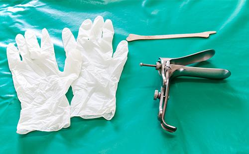 Гинекологичен инструмент и ръкавици за еднократна употреба