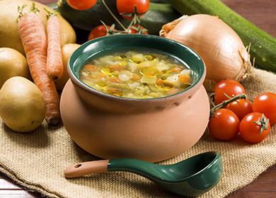 حساء الخضار الايطالية في وعاء