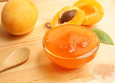 Apricot jam sa isang mangkok