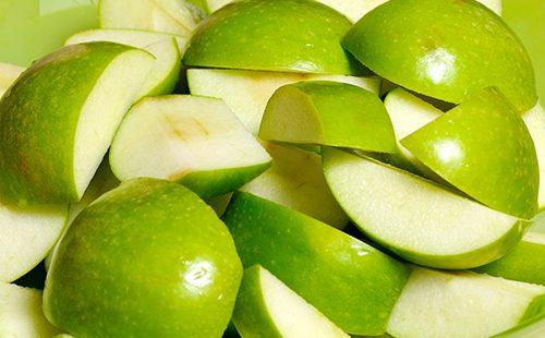 Филийки зелена ябълка