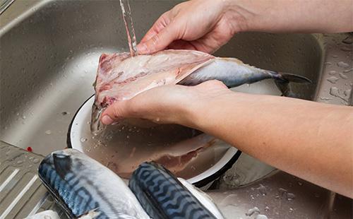 Babae washes mackerel