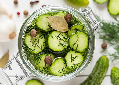 Рецепти за салати с краставици за зимата: 10 метода на готвене и какъв е цветът на пъпките