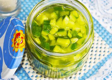 Краставици в собствен сок: вкусен начин за запазване на витамините за зимата и намиране на използването на нестандартни