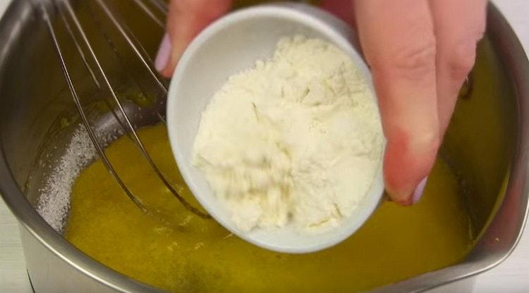 Към жълтъците добавете ваниловата захар и брашното.