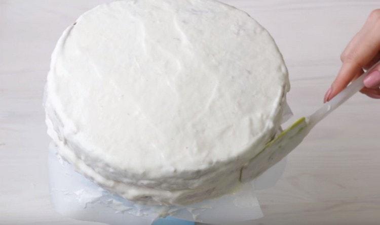 Изравнете крема отгоре и отстрани на тортата.