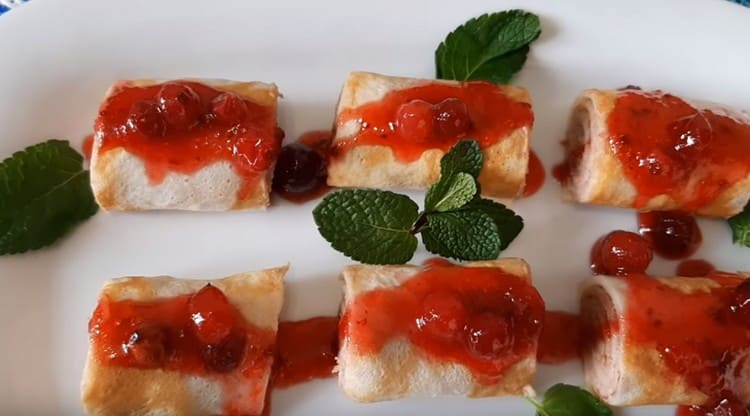 Дробни палачинки със сос от червени боровинки ще ви помогнат да изненадате гостите.