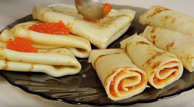 At narito ang isang pagkakaiba-iba sa disenyo ng mga pancake na may pulang caviar.