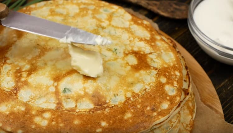 Преди да сервирате палачинки със сирене, препоръчително е да смажете с парче масло.