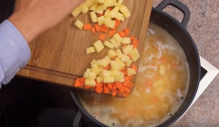 Lisää porkkanat ja perunat keittoon.