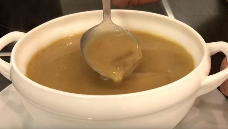Нито картофите, нито зърнените храни не се добавят към супата от сушени свински гъби.