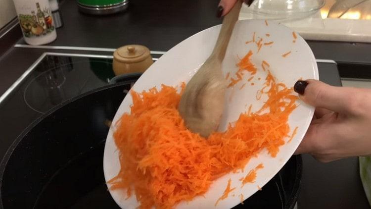 Добавете настърганите моркови към бульона.
