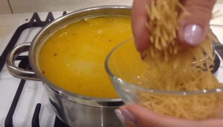 В края на готвенето добавете вермицели към супата.