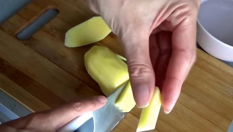Leikkaa peruna pieniksi kuutioiksi.