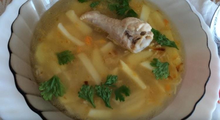 Супата с пилешка юфка, приготвена по тази рецепта, може да бъде украсена със зелени, когато се сервира.