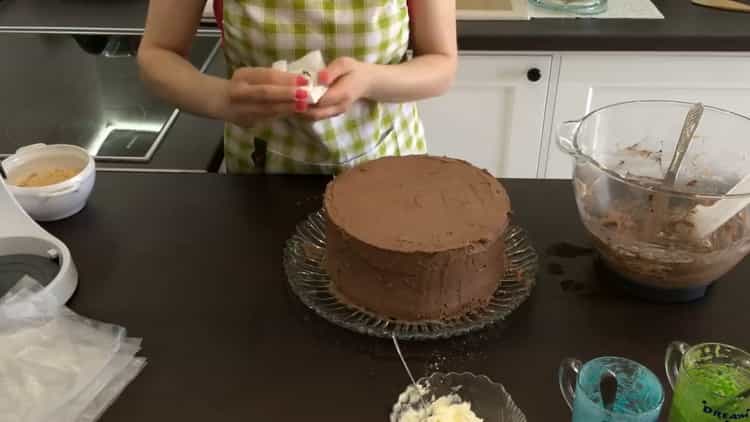 Upang gawing Kiev cake sa bahay: amerikana ang mga cake na may tsokolate cream