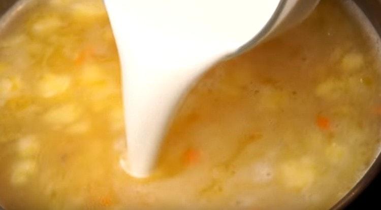 Сложете сметана в супата.