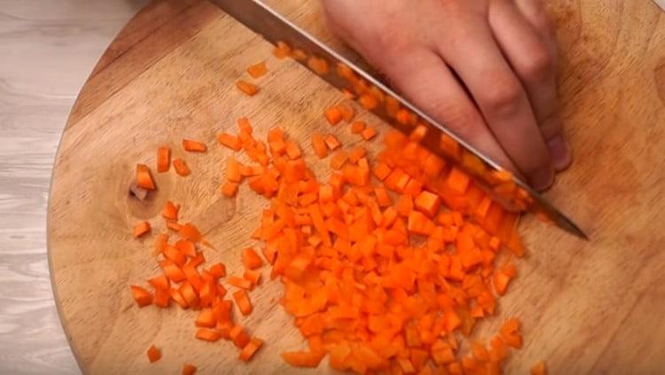 Нарежете моркова на малки зарове.