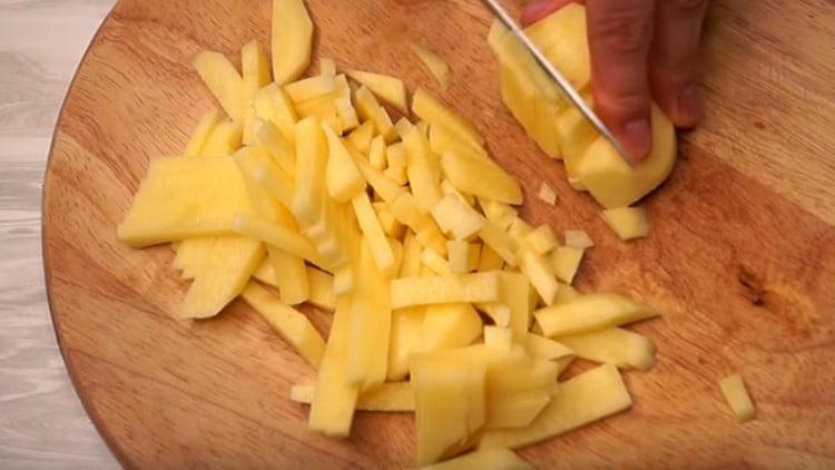 Нарежете картофите на тънки ивици.